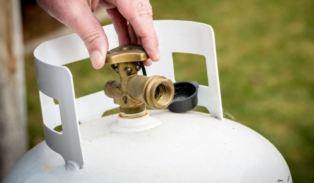 Backyard propane tank valve adjustment