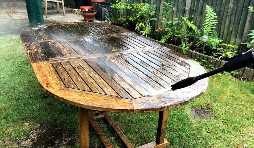 Garden Wood furniture cleaning by jet washer 