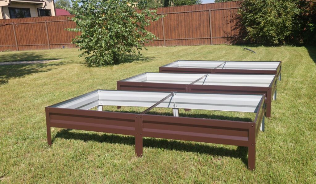 Installation of metal beds for vegetables in the garden