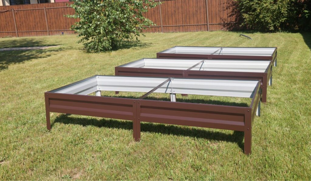 Installation of metal beds for vegetables in the garden