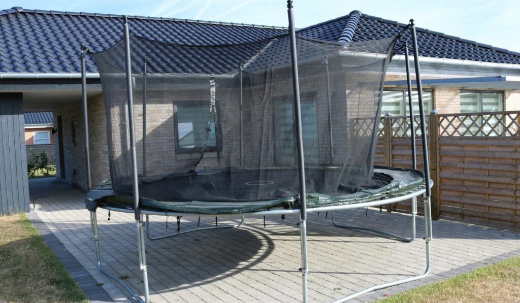 Outdoor trampoline with safety net