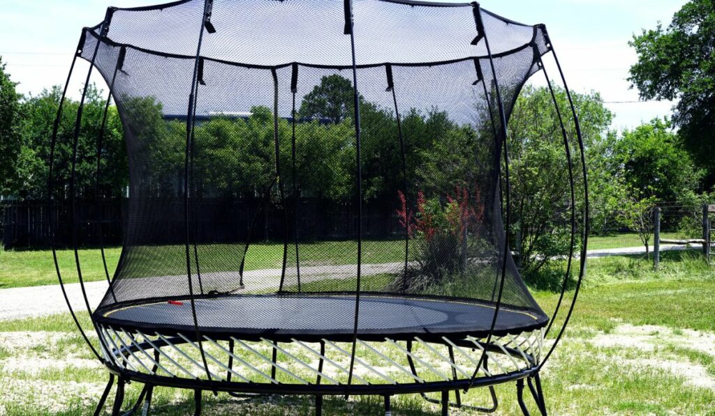 Springless trampoline with protective netting is safe